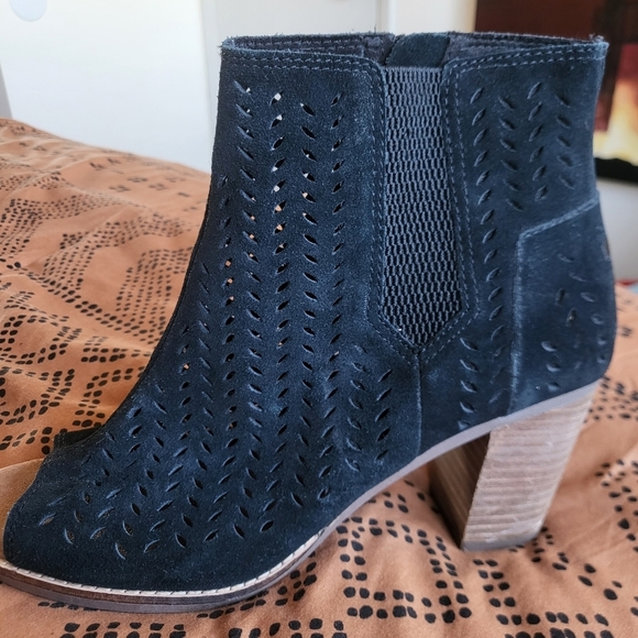 EUC TOMS Majorca Black Suede Cutout Peeptoe Bootie Women 10 - Picture 5 of 12
